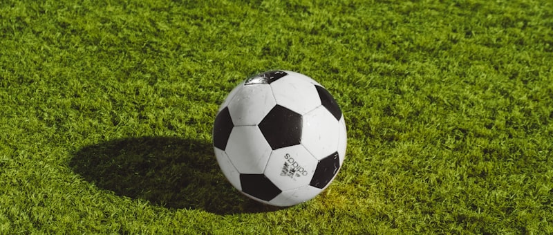 2026世界杯演播室分析画面 - 主持人与嘉宾在战术板前讨论